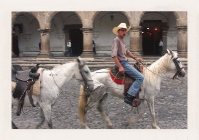 BUBO - 2003 - história - Centrum Antigua, ktorá je jedným z najkrajších miest Ameriky, domáci sa prevážajú na koňoch. Dokedy ešte?
