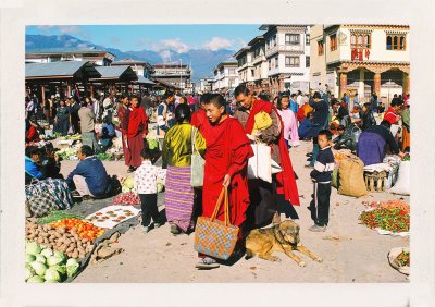 BUBO - 2011 - história - Bhután je aj tento rok IN. Mnísi na trhu v Paro. Fotografia: Ľ. Fellner.