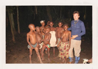 BUBO - 2009 - história - Bola noc. Autom sme išli celý deň, potom pyrogou a zvyšok už v hlbokej noci džunglou (musíte dávať pozor na hady – preto štucne) a teraz sme tu. Ľuboš si najprv myslel, že toto je skupinka deti, no potom uvidel veľké prsia. Pygmeji sú vskutku takí malí.
