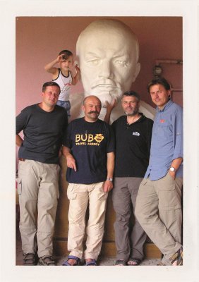BUBO - 2005 - história - Taškent, kde je Lenin stále večne živý a kde sa z nás po výmene peňazí stávajú milionári. Slovensko si na Euro musí počkať ešte 4 roky a tak meníme doláre.