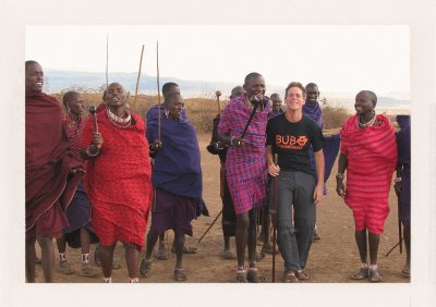 BUBO - 2009 - história - Martin Karniš, vynikajúci sprievodca a dnes posila Base campu na Dunajskej 31 vo svojom živle. Adumu je tanec Masajských bojovníkov. Tento kmeň môžete s nami navštíviť aj dnes pri zájazdoch do Kene a Tanzánie.