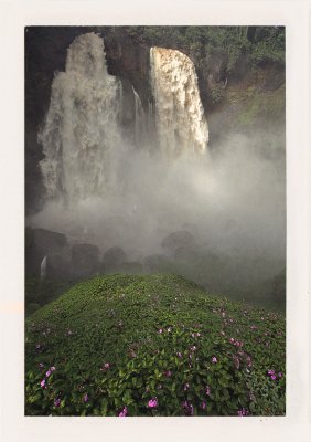 BUBO - 2009 - história - Cestou do mesta Bafoussam, ktorý je hlavným mestom Západného Kamerunu realizujeme treking k týmto vodopádom. Nikto o nich vtedy nehovorí, nič sme neočakávali, a zrazu táto nádhera. Stále je čo objavovať. Len sa človek musí vybrať ďalej.