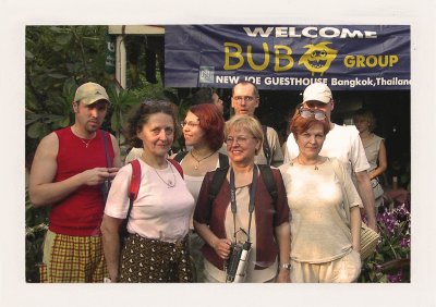BUBO - 1996 - história - Pred našim hostelom v centre Bangkoku. S majiteľkou sa doteraz stretávame.