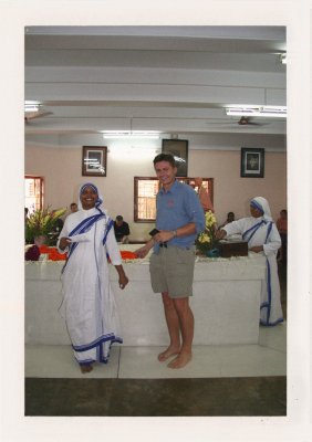 BUBO - 1997 - história - Ľuboš bol na zádušnej omši Matky Terezy v Kalkate. Zomrela v piatok. Ako najvyšší človek v miestnosti dostal do ruky kyticu, ktorú položil k hlave tejto malej veľkej ženy.