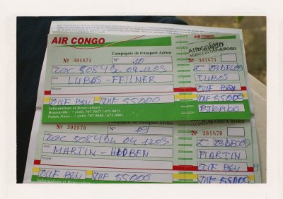 BUBO - 2009 - história - Do Republiky Kongo sme vstúpili z pralesa a 5 dní nemáme v pase vstupnú pečiatku. Tú sme dostali tu v Ouésso, hlavnom meste konžských pygmejov a hlavnom meste regionu Sangha. Toto sú naše letenky. Lietadlo si ťažko viete predstaviť…