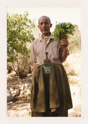 BUBO - 2007 - história - Kávu vystriedala droga Kat. Sovieti podporovali južný Jemen, ktorý bol od decembra 1970 marxistickou islámskou republikou, čo znie ako oxymoron. Západ a urazení Briti, ktorí prišli o prístav Aden, o to viac financovali Omán.