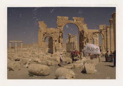 BUBO - 1995 - história - BUBO v sýrskej Palmýre. Dnes ju IS (Daish) zničilo. Vtedy sme neplatili ani vstupné. To sa nám v BUBO stalo veľa krát. Prišli sme na miesto, ktoré je dnes zamorené tisíckami turistov a za vstupné sa pýtajú desiatky dolárov, no my sme tu boli prví.