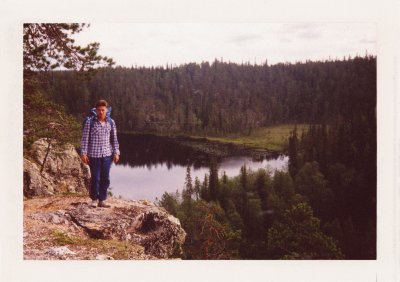 BUBO - 1994 - história - Karhunkieros = Medvedí okruh. Treking na polárnom kruhu. Rodičia svojim deťom nabalili snehule a oteplovačky, no my sa tu kúpeme. Všetko je inak.