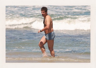 BUBO - 2009 - história - Palo zvláda studené vody. Dal si motýlika na Antarktíde a aj tu na Pobreží kostier to skúsil.