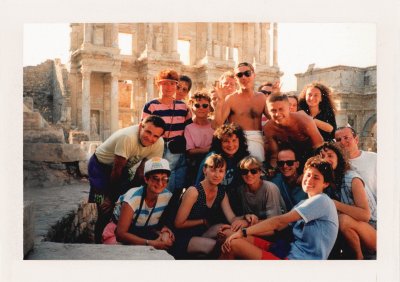 BUBO - 1993 - história - BUBO partia. Ľuboš Fellner vpravo hore s krátkymi vlasmi, bez trička.