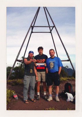 BUBO - 2005 - história - Na najvyššom vrchu Jamajky (2256 m). Zľava Miro, s vlajkou Ľubo, vpravo Miro.