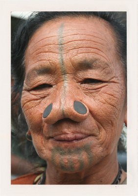 BUBO - 2006 - história - Žena kmeňa Apatani, ktorých je na svete okolo 20 tisíc. Dnes už fotografie tohto kmeňa nájdete, no v roku 2006 sme boli prvými turistami!