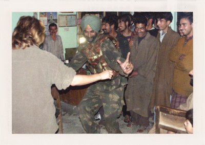 BUBO - 1998 - história - Slovenky vykrúcajú sikhských vojakov. Kašmírci razom na separatizmus zabudli. Do miestnej svätyne umiestňujú po tejto diskotéke k Budhovi a indickým božstvám aj Ježiša Krista.