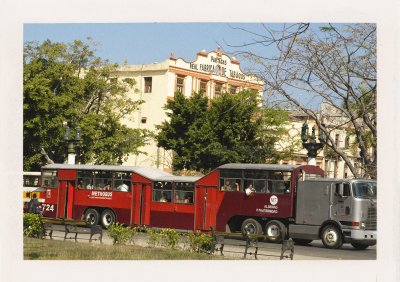 BUBO - 2002 - história - Camello v Havane už nenájdete. No v roku 2002 sme sa v tomto čudnom dopravnom prostriedku vozili. Teraz máme iné atrakcie, ktoré zasa vtedy neboli. No my Vám vieme sprostredkovať tú "starú Kubu" a preto organizujeme exkluzívnu večeru s Fidelom.