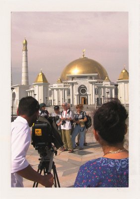 BUBO - 2005 - história - Turkménska štátna televízia s nami putuje celou krajinou a točia film s podtónom "turistický ruch sa v Turkménsku rozvíja". Vodca Turkmenbaši je stále v plnej sile.
