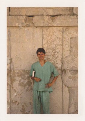 BUBO - 1993 - história - Ľuboš je mladým lekárom, ktorý nevie obsedieť a svet mu učaruje. "Všetko je tak iné."