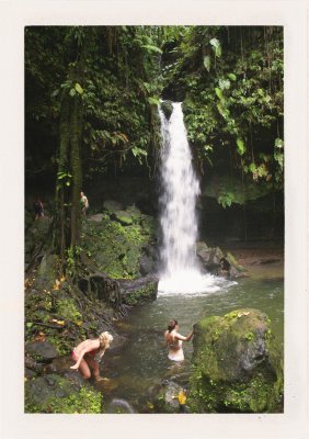 BUBO - 2006 - história - Dominika (pozor nejedná sa o Dominikánsku republiku) je jednou z najmenej navštevovaných karibských republík. Pritom ide o ekologicky TOP destináciu. Pekné klientky BUBO vstupujú do vodopádu. Nikde nikto. Johnny Depp sa od strachu zrejme schoval.