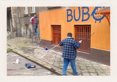 BUBO - 2002 - história - Presúvame sa do nových priestorov na Dunajskú 62. Ide o väčšie priestory, ktoré sú však ukryté vo dvore a sú pivničné a vlhké. No my sme šťastní.