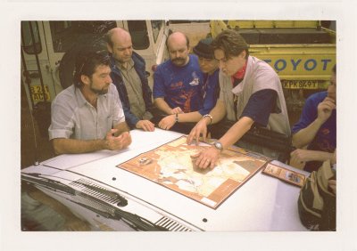 BUBO - 2000 - história - Šéfom výpravy cez Centrálnu Kalahari je Ľuboš Fellner (má 30 rokov) - ukazuje na mape dnešný program. Ideme absolútne mimo ciest.  Miestny partner Brit Toff, s bradou vľavo.