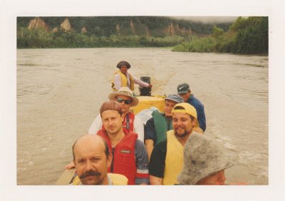 BUBO - 1999 - história - Do Amazonskej džungle k jazeru Chalalan. Hľadáme tu jaguáre, lovíme pyrane, kúpeme sa s krokodílmi. V pralesnej lodži pred nami býval holandský princ.