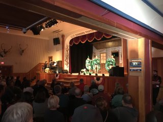Kabaretné vystúpenie v Diamond Tooth Gerties