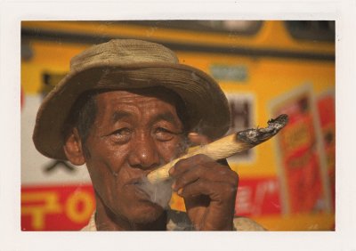 BUBO - 1997 - história - Muži nosia sukne a fajčia obrovské cigary. Bankovky majú hodnotu 15, 45 a 90. Ministri riadia krajinu podľa hviezd. Nezamilujte sa!