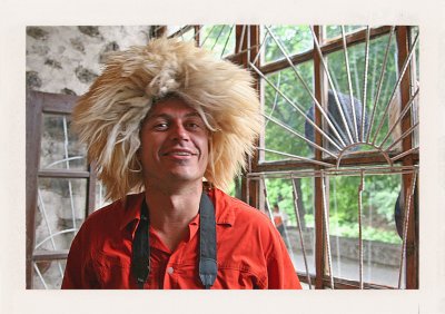 BUBO - 2007 - história - Sheki, kúsok nad karavanserajom, kde bývame. Vraj najlepšia chalva sveta a preslávené "strapaté" čapice.