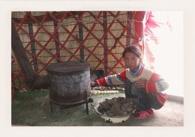 BUBO - 2005 - história - S domácimi Kirzgizmi dojíme kobyly, učíme sa robiť kumys, kúrime si trusom a domáci pán nám vysvetľuje ako loví vlkov. Život nomádov pôsobí romanticky.