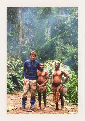 BUBO - 2009 - história - S náčelníkom v džungli. Bývali sme v jeho kmeni. “Koľko máte rokov?” slušne sa snaží nadviazať rozhovor Ľuboš. Keď náčelník neodpovedá, pochopíme, že pygmeji nielenže nepočítajú vek, oni nepoužívajú čísla.