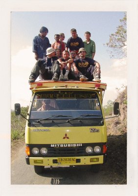 BUBO - 2002 - história - BUBO prechádza malými ostrovčekmi Indonézie. Dobrodružne a v super nálade.