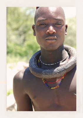 BUBO - 2009 - história - Táto cesta vedie vyslovene do oblasti kmeňa Himba na hranice s Angolou. 4x4 a cesta mimo klasické cesty. Palo Fellner a Tomáš Hušek si to užili. Luxusné hotely. Pripravíme pre Vás v edícii Black Pearl.