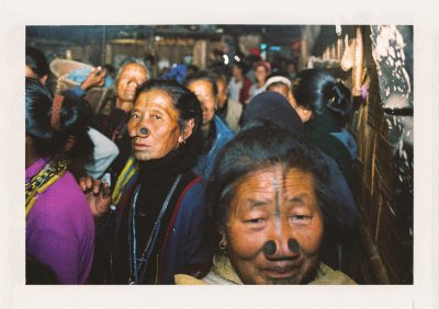 BUBO - 2006 - história - V kmeni Apatani. Je 5 hodín ráno a my sme objavili svadbu a spoločne s nevestou sme prišli do domu ženícha. To čo vidíme je na danú dobu absolútne unikátne. Naše deti toto už nezažijú.