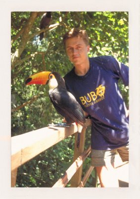 BUBO - 1999 - história - S tukanom pri vodopádoch Iguazu. Píše sa rok 1999.