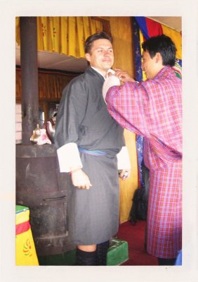 BUBO - 2006 - história - Obliekanie do Bhutánskeho národného kroja. Spojili sme ako prvý Bhután so Sikkimom a Dardželingom, teda s oblasťami, ktoré historicky Bhutánu patrili.