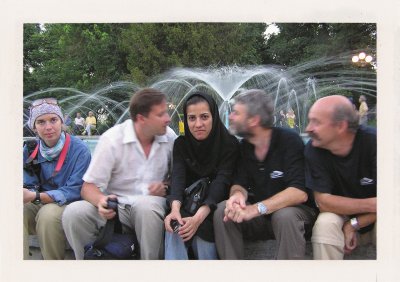 BUBO - 2005 - história - Pusa.Sedíme v Teheráne deň pred odletom. Zdeno a Dodo dávajú pusu našej skvelej sprievodkyni, ktorá je z takej rodiny, kde sa zahaľovanie dievčat považuje za slušnosť. Ona to tak chce. Každopádne ide o dosť raritnú fotografiu.