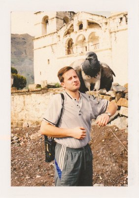 BUBO - 1999 - história - Vášnivý kameraman Zdeno z Popradu je slušný podnikateľ, športovec a jeden z najväčších cestovateľov Slovenska. Najťažšie cesty zrealizoval s BUBO. Aj ostatný rok.