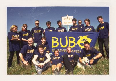 BUBO - 2004 - história - Školenie v Drietome. Naši sprievodcovia na hranici Slovenska a Čiech. Pes patrí Ľ. Fellnerovi a volá sa Piškóta. Drží ho MUDr. Juraj Martinka, sprievodca na Maroko.