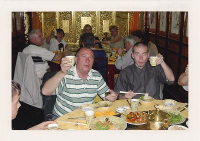 BUBO - 2003 - história - 12 chodov v cisárskej reštaurácii v centre Pekingu vrátane žabích stehienok. České cestovky jedia paštéty dodnes.