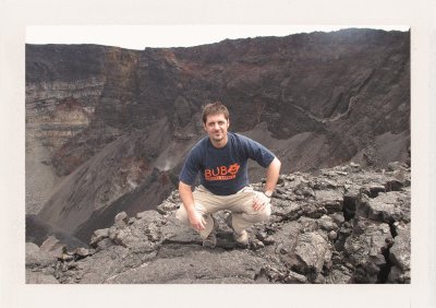 BUBO - 1998 - história - Paľo sa učí jazyk Bahasa Indonesia a Indonéziu objavuje krok po kroku. Partie z jeho zájadov, "Fotóni", sa stretávajú dodnes.