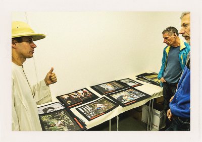 BUBO - 2005 - história - Atmosféra BUBO Bálu. Vpravo fotograf Pavol Breier, Alino Vojček a vľavo organizátor Ľuboš Fellner. Všetky premietania sú natrieskané, sedí sa proti všetkým požiarným predpisom na zemi a atmosféra je úžasná.