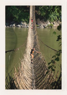 BUBO - 2006 - história - Jožo balansuje na jednom z najdlhších liánových mostov sveta. Fotografia Ľ: Fellner, Arunachal Pradesh.