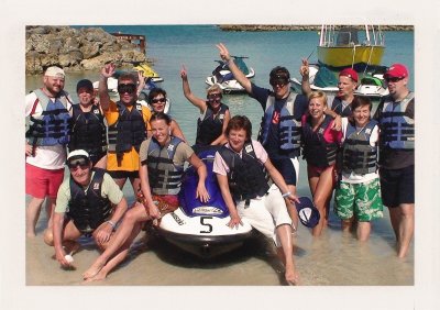 BUBO - 2006 - história - Karibik je bežná oblasť, no my putujeme po Rivière Salée ("Slanú rieku")  - medzi Basse-Terre ("Nízka zem") a Grande-Terre ("Veľká zem"), 5 hodín na vodných skútroch. Vždy sme lovili netradičné zážitky!