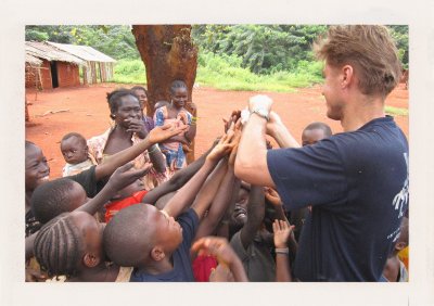 BUBO - 2009 - história - Ľuboš je lekár a berie to tak, že jeho povinnosťou je pomáhať. Zrejme aj kvôli lekárskym začiatkom BUBO neberie ako biznis, ale ako poslanie. Toto je klasický obrázok, keď sa zjaví v zapadlej dedinke. Najprv rozdáme drobnosti a potom ošetrí mokvajúce rany
