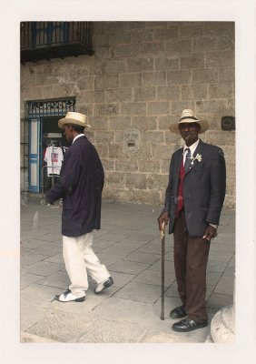 BUBO - 2002 - história - Havana začína byť turistická. Nevadí, globalizáciu nezastavíme. No stačí odbočiť z hlavnej cesty a stále dokážete nájsť unikát. Zaujímavé je, že 99.9% ľudí vybočiť nedokáže. Musíte byť profesionál. Je to ako v každej oblasti. Laik ide po povrchu.