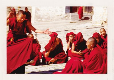 BUBO - 2001 - história - Takto sa učia žiaci v tibetskom kláštore. Foto na diapozitív Ľ.Fellner.