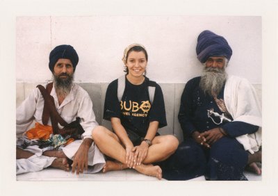 BUBO - 2001 - história - Mladá Mirka Badinská so strážcami Zlatého chrámu v Amritsare. O pár dní, 11. septembra, pribehne k Ľubošovi s tým, že "zbúrali dvojičky". Nachádzajú sa kúsok od Afganistánu, kde sa schováva Usama Bin Ladin.