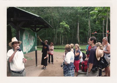 BUBO - 2005 - história - BUBO skupina v Copane. Ríša Mayov beží na plné obrátky a Tamo so Zuzkou Hermanovou túto oblasť výborne sprevádzajú. Copan máme radi, sú tu najkrajšie mayské stély sveta.