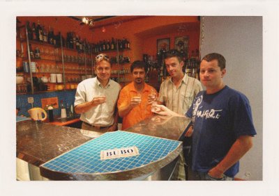 BUBO - 2002 - história - V novom Base campe - v našej novej kancelárii máme aj bar a luster designu Porsche. Zľava: Ľuboš, Palo, Jožo, Tomáš.