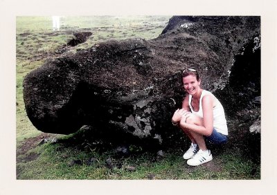 BUBO - 2007 - história - Adela Kamenárová, naše slniečko, na Veľkonočnom ostrove v januári 2007. Adela precestovala celý svet krížom - krážom. V triede biznis, v najlepších hoteloch planéty a na tých najexotickejších miestach bola trošku pred ostatnými Slovákmi.