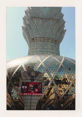 BUBO - 2004 - história - V Macao ešte väčšinu veľkých kasín postavia. No casino Lisboa už postavené je. Prechádzame pamiatky UNESCO, uličky kadiaľ utekal James Bond, aj miesta, kde Čínski papaláši "perú" Yuany.
